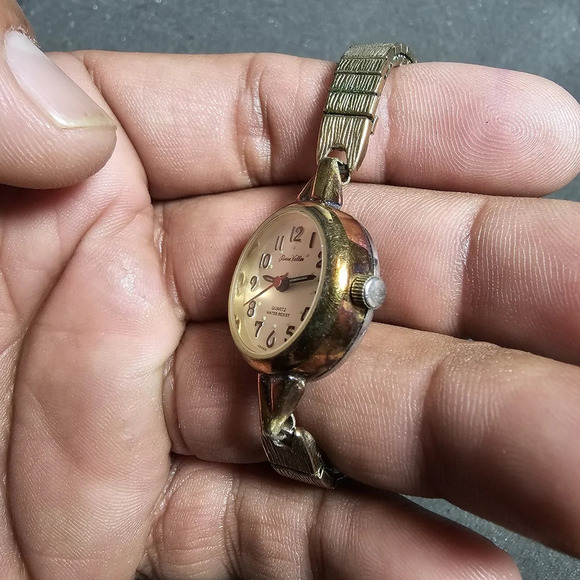 Pierre Vallee Ladies Quartz Fashion Watch WR Gold Tone Stretch Band Working show - Picture 4 of 10